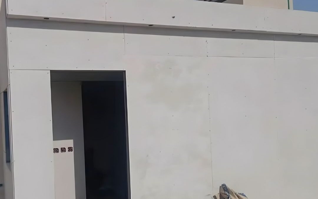 ما العمر الافتراضي للأسمنت بورد في مباني الرياض؟